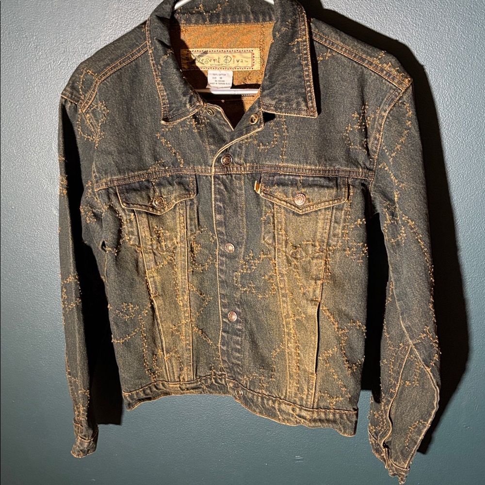 Desert Diva Women’s Stitched Dark Washed Denim Jacket Size Medium